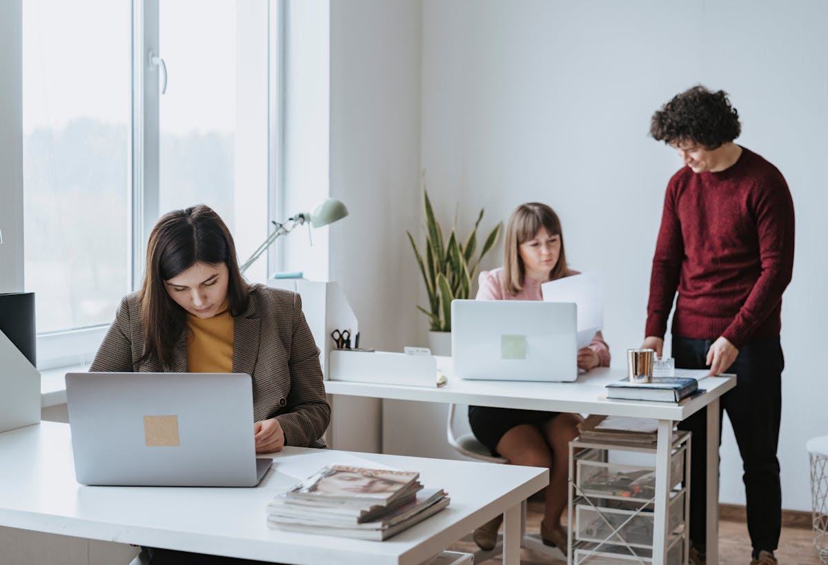 travail dans un bureau avec ordinateurs