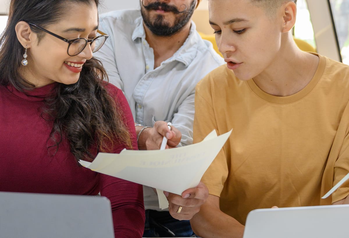 collaboration professionnelle avec ordinateur