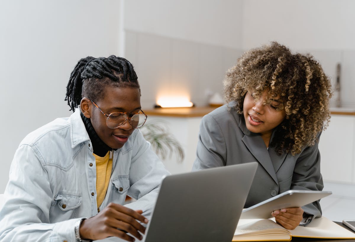 équipe en discussion dans un bureau