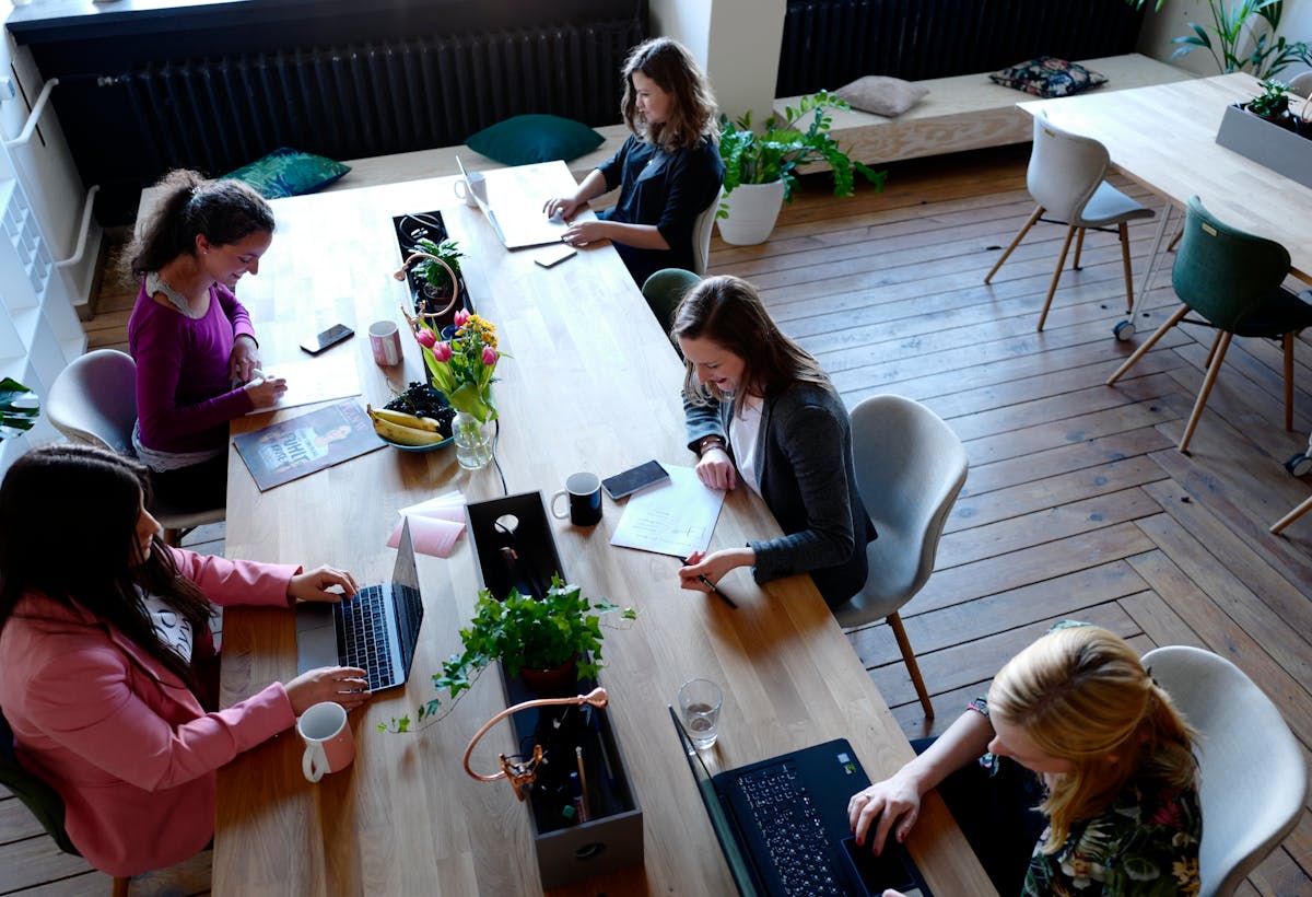 réunion de travail dans un espace moderne